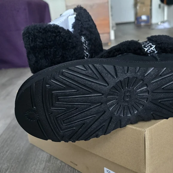 UGG NEW IN BOX‼️UGG Women's Black Shearling Boots - Picture 5 of 8